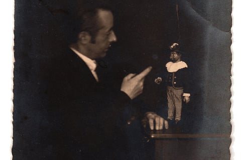 Puppenspieler spricht mit Figur