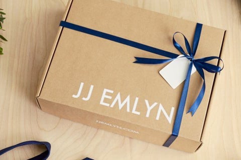 Cajas de carton kraft, color negro y blancas disponibles en distintos tamaños, todas personalizables