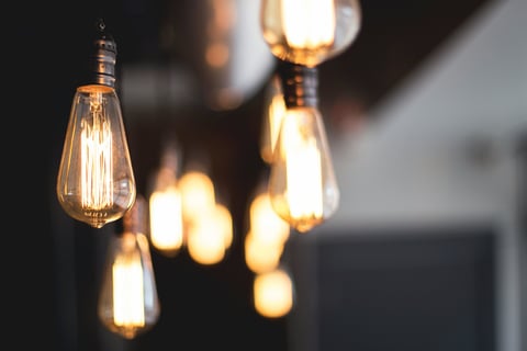 a bunch of light bulbs hanging from a ceiling