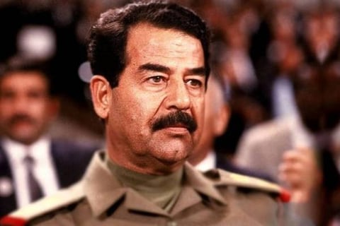 صدام حسين بالبدلة العسكرية 