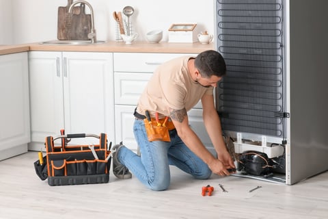 technicin is repairing the fridge