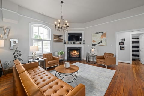 Nicely decorated livingroon with fireplace and chandelier