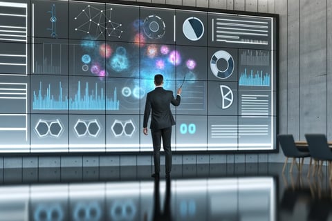 líder empresarial de pie frente a una gran pantalla táctil interactiva en una sala de reuniones moderna y minimalista.