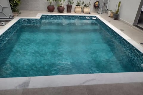 Kolam renang dengan desain elegan di villa