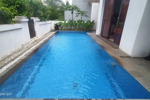 kolam renang mewah dengan mozaik kuda laut