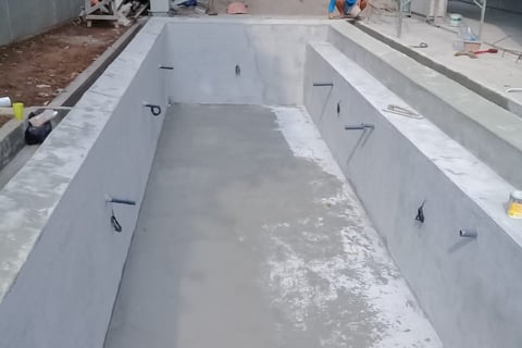 kolam renang struktur beton.