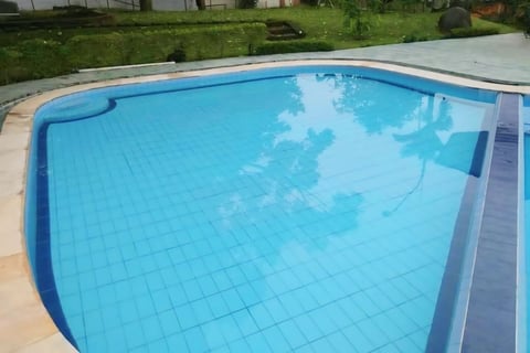 kolam renang berbentuk lingkaran dan minimalis