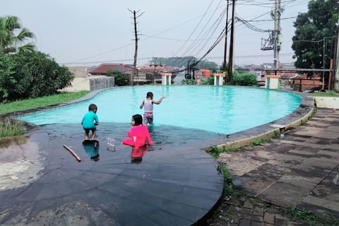suasana santai di kolam renang dengan keluarga