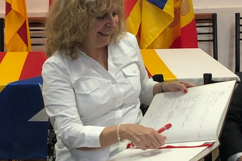 mari carme roca escritora firmando libro