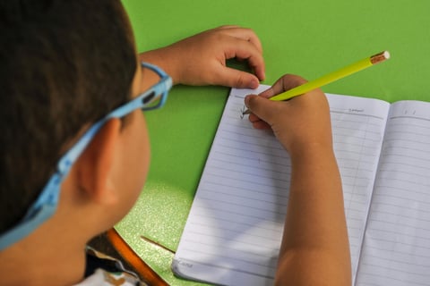 enfants qui fait ses devoirs