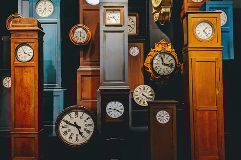 horloges anciennes. unsplash.