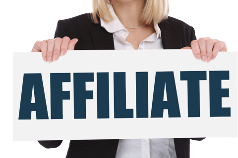 donna freelance che regge un cartello con scritto affiliate marketing 2025
