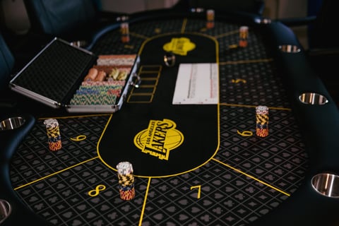 Draugų grupės pokerio vakaras su krupjė Chill Room Vilnius aplinkoje