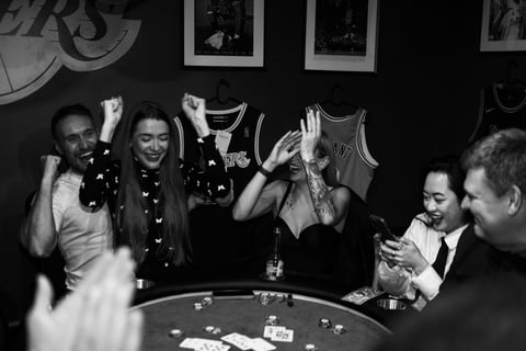 Draugų grupė džiaugiasi laimėjus pokerio turnyre Vilniuje - Chill Room atmosfera