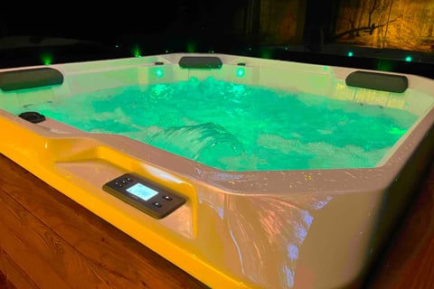 spa jacuzzi intérieur haut de gamme dans love gite