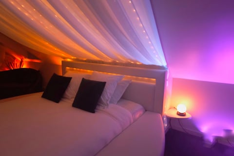 Lit de la love room dans le Morbihan