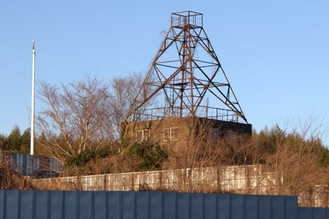 By 1972, opposition members had erected a 200-foot tower directly in the path of aircraft approaches