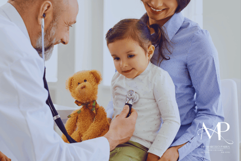 Médico Clinico Geral Examinando Criança
