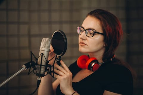 femme qui passe ses ongles sur une brosse a cheveux pour un effet ASMR