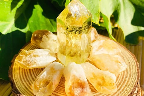 Citrine crystal to attract money