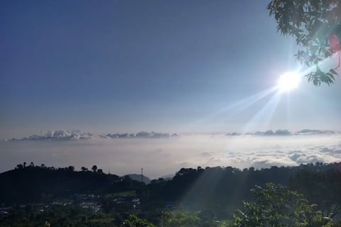 amanecer el el lago de yojoa lleno de nubes