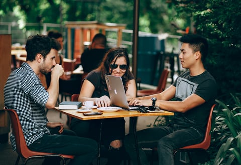 Studenti felici perché la loro pubblicità sui social ha generato molte vendite