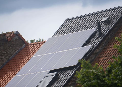 zonnepanelen installeren schuin dak