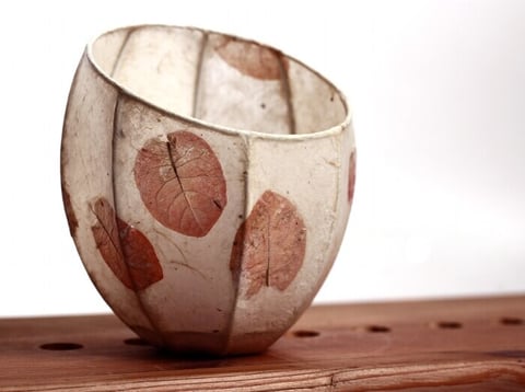 COCOON Windlicht aus Papier florale Tischdeko Blütenkelch Kerzenhalter Teelicht Loktapapier Nepalpapier rote Blätter