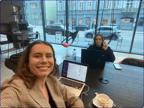 A woman (Kotryna Kurt) from Linkedist sitting at a table with a colleague