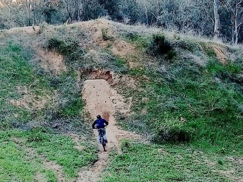 how to approach a hip jump on mountain bikes