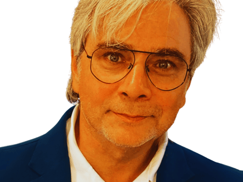 image de face Bertrand Charpilloz, fondateur et dirigeant de CCA Studio, communication de marque