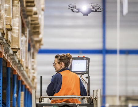 operario almacén de Ikea trabajando junto a un drone
