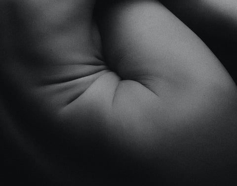 Imagen del cuerpo de una mujer unificado, unido en un abrazo 