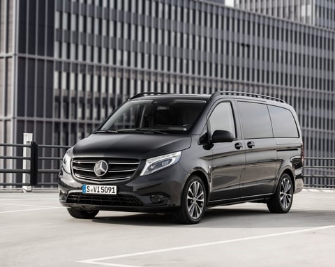 Mercedes Vito noir en extérieur