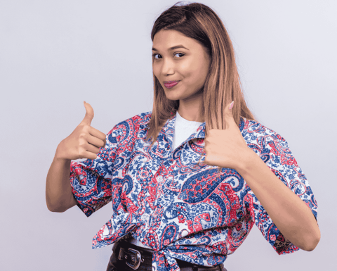 uma mulher com uma camisa floral e saia de couro