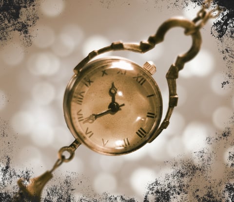 Une montre à gousset d'or entourée de poussière sombre