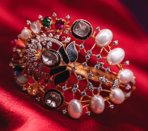 a close up of a brooched brooched brooched brooch