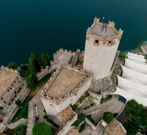 vista dall alto di un castello vicino al lago