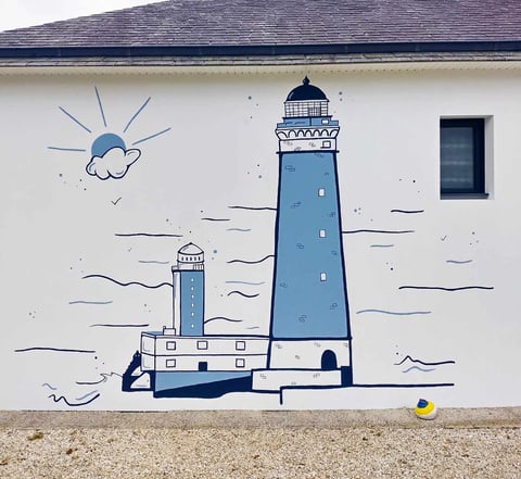 Peinture murale phare sur mur extérieur de maison