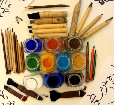Matériels calligraphie arabe, encres, pigments, calames, Nounouhi abdelmalik calligraphe Paris