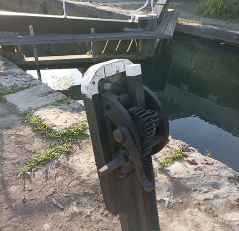 English style lock with self operated winding gear