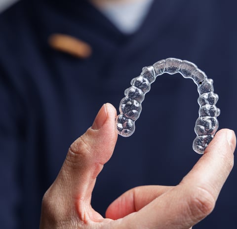 Teeth with clear ceramic braces, highlighting a discreet alternative to traditional braces.