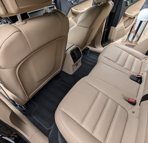 véhicule nettoyé par un professionnel du lavage auto à domicile 06 mandelieu