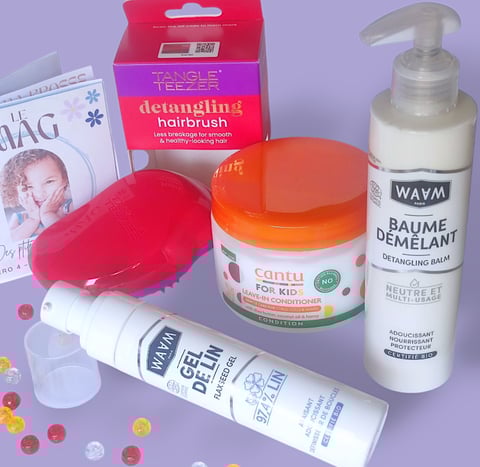 Produits de soins et accessoire de démêlage contenus dans la box pour enfants métissés