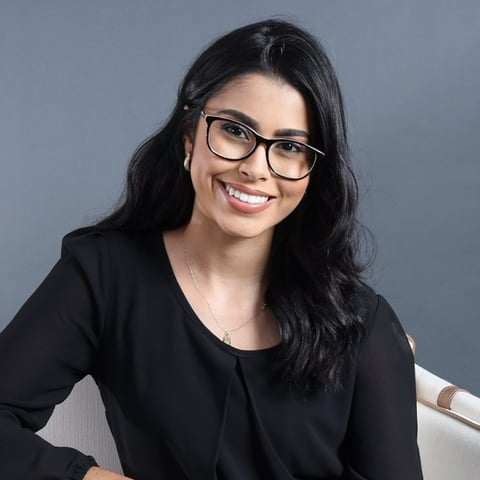 uma mulher de óculos