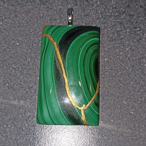 Pendentif en malachite réparé par la technique du Kintsugi