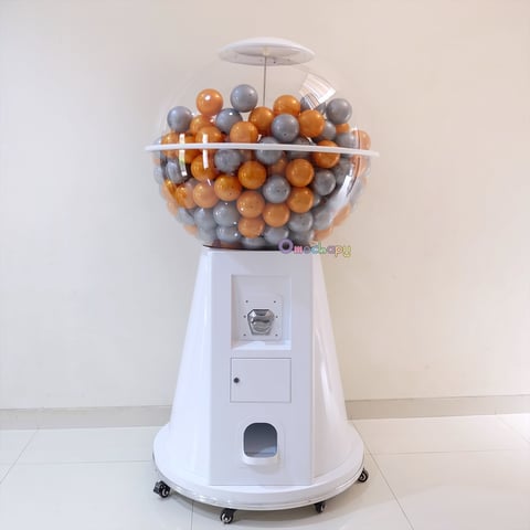 Gashapon ukuran raksasa jumbo setinggi orang dewasa