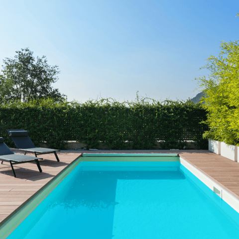 Piscines sans permis – piscine extérieur dans un jardin du Var