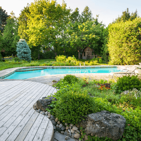 Piscines sans permis – Mini piscine en coque installée dans un jardin varois