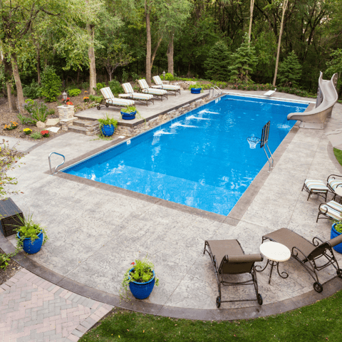 Distributeur piscine – Livraison et installation d’une piscine par AZ Terrassement dans le Var